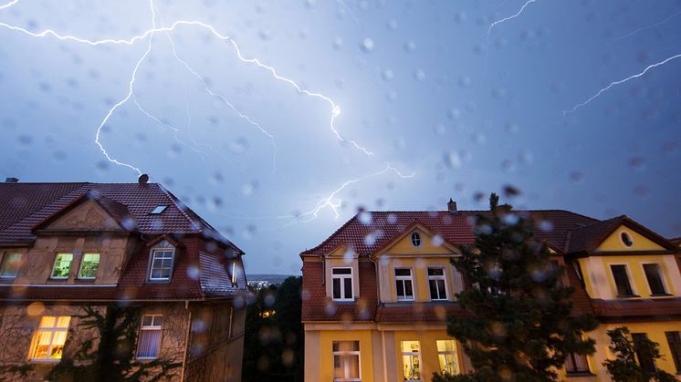 Foto Istock, åska, blixtar över bostadshus