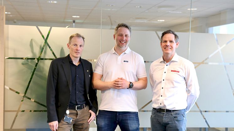 Fra venstre: Eirik Gjelsvik (CEO, Backe) Vemund Bye Garnås (MD, BAS) Thomas Astrup (MD, Cramo)