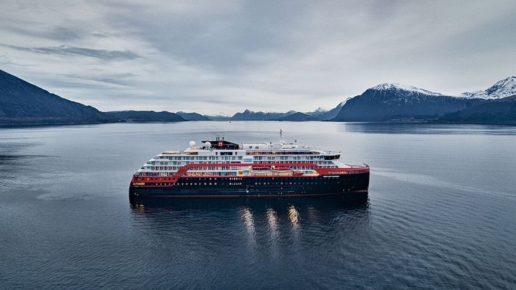 MS Fridtjof Nansen er her på prøvetur i fjordane på Sunnmøre. Foto: MotionAir / Hurtigruten