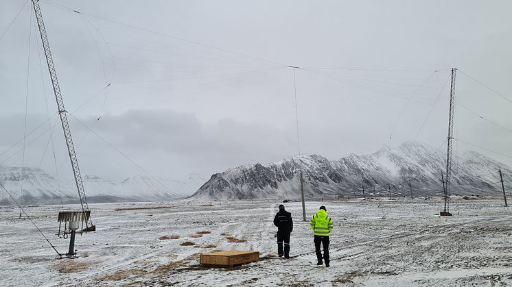En av HF-antenne er plassert på Isfjord Radio på Svalbard.