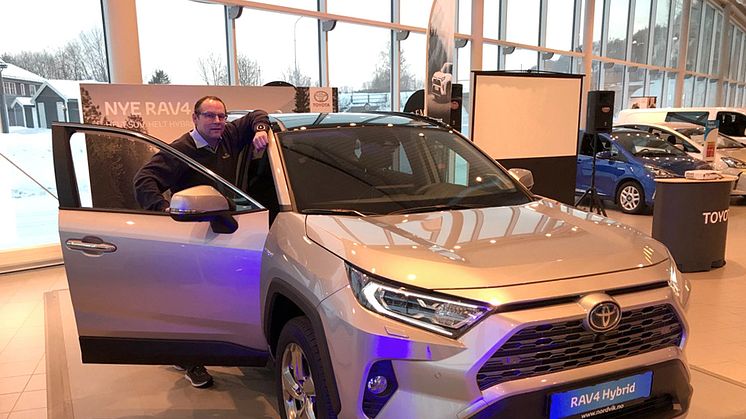 Mo i Rana: Bilselger Thomas Campos Einmo hos Nordvik er klar for lansering av nye RAV4 Hybrid.
