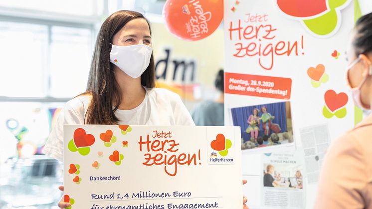 Rund 1,4 Millionen Euro spendet dm mit der HelferHerzen Aktion „Jetzt Herz zeigen!“ an 1.750 ehrenamtliche Projekte in ganz Deutschland