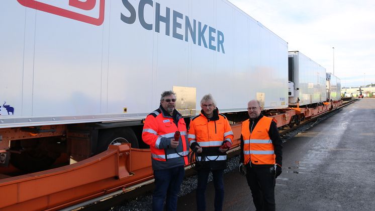 Ny grønn løsning på skinner. Fra v. Erik Solum-Head of Direct Road i Schenker, Trond Williksen-Sjef terminaldrift Green Cargo, og Bjarke Raaby-vogningeniør Green Cargo.