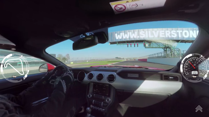 Sett deg bak rattet på nye Ford Mustang V8 på Silverstone racerbanen i en fantastisk interaktiv video