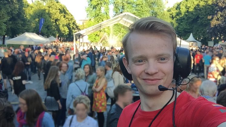 ​– Å være frivillig i Oslo Pride er noe av det lureste jeg har gjort. I dag har jeg mange gode venner som jeg har møtt via festivalen - den har på mange måter blitt en del av livet mitt, sier Pride Park-sjef Fredrik Dreyer. Foto: Privat. 