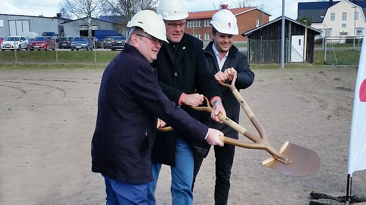 Från vänster: Kenneth Johansson, landshövding i Värmland, Hans Jildesten, kommunstyrelsens ordförande i Storfors och Fredrik Berglöf, marknadsområdeschef för Riksbyggens fastighetsförvaltning i Värmland.