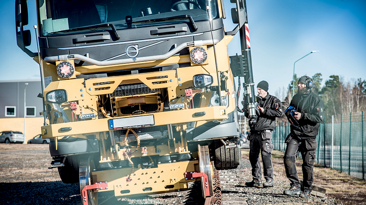 Goldschmidt Sweden AB är specialiserade på tvåvägsfordon och bygger om lastbilar till tvåvägsfordon, det vill säga att de kan framföras både på väg och järnväg. 
