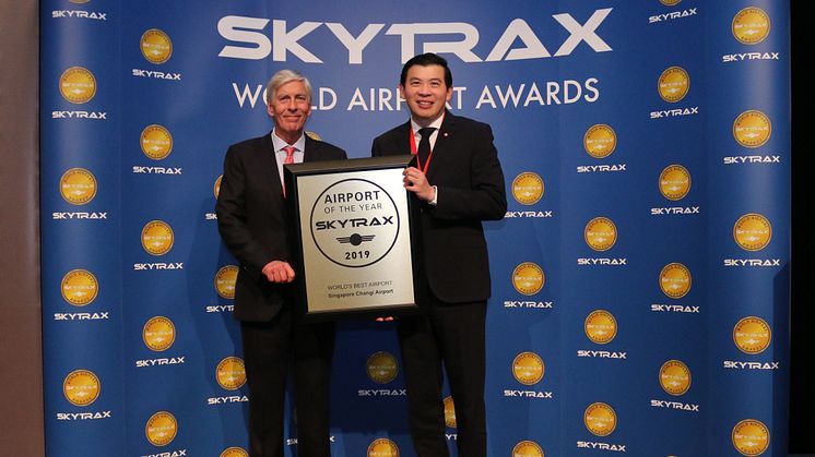 Mr Lee Seow Hiang, CEO of Changi Airport Group (right) receiving the Skytrax World's Best Airport Award from Mr Edward Plaisted, CEO of Skytrax (left)