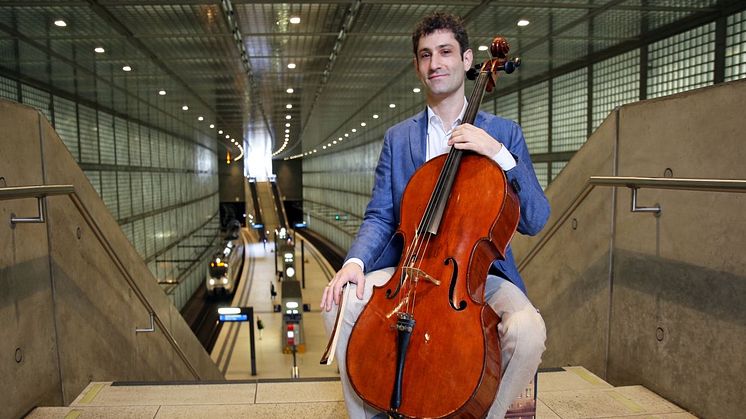 Der Cellist mit "Bertha", seinem Cello, im Leipziger City-Tunnel