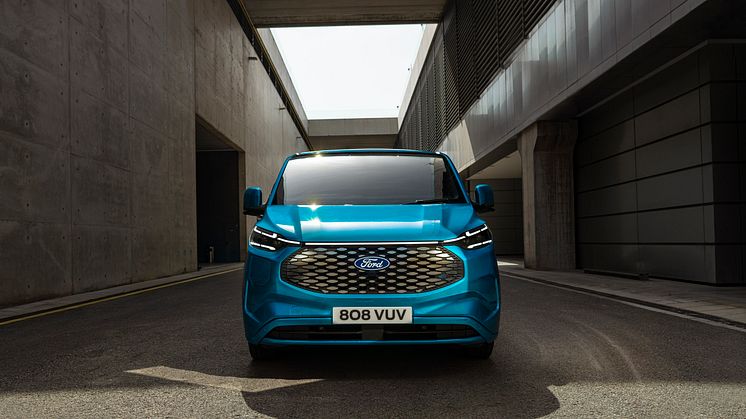 Ford Pro prezintă următoarea etapă captivantă pe drumul spre electrificare - E-Transit Custom este complet nou și complet electric