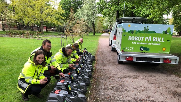 Karlstads kommuns personal programmerar de nya robotgräsklipparna. 