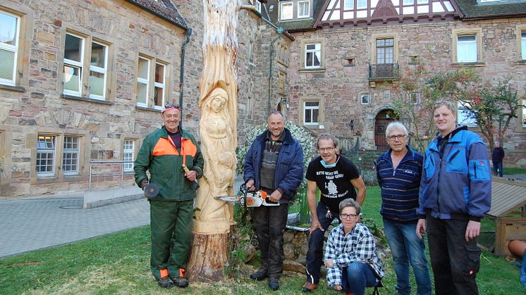 Sind stolz auf ihre Holzarbeit: von links die Kunstbildhauer Heinz Günther und Paul Brockhagen mit Hardy Schneider, Tanja Hartmann, Manfred Wieser und Carsten Tusche. 