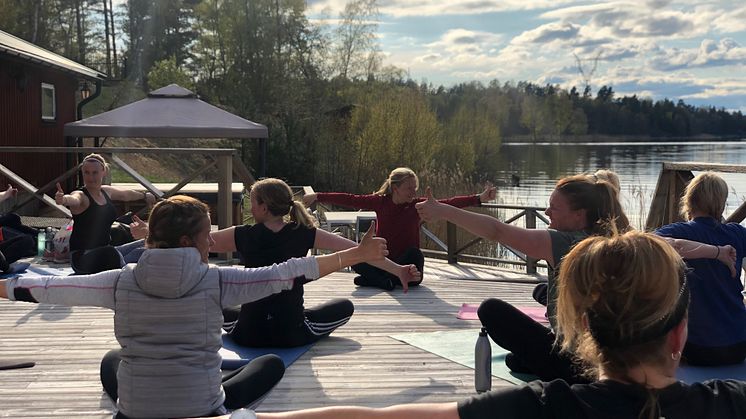 Träningsgrupp med yoga på bryggan, Thoresta Herrgård