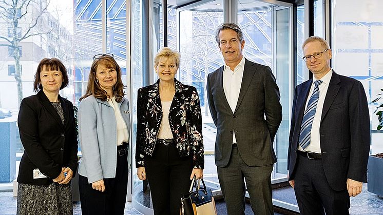 Minister for Fiskeri og Ligestilling og Nordisk Samarbejde, Eva Kjer Hansen (i midten) besøgte 24. januar Nestlé Danmark for at blive inspireret af virksomhedens resultater inden for ligestilling.