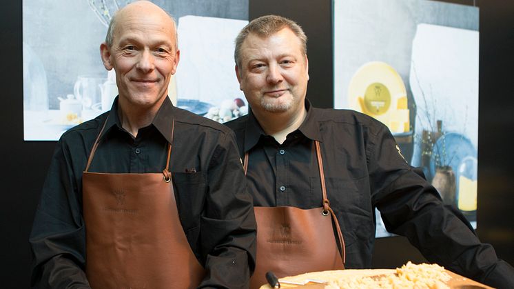 Ola Larsson, lagermästare och Thomas Rudin, ostmästare för Västerbottensost. Foto: Mariann Holmberg