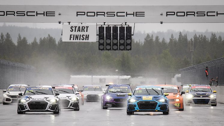Andreas Bäckman (start number 19) led towards the first corner from pole-position in the first race at Drivecenter Arena in Skellefteå, Sweden. Photo: STCC (Free rights to use the images)