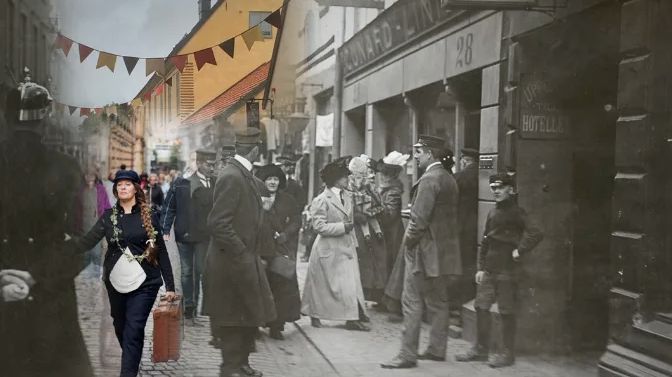 Mellan åren 1850 och 1930 vandrade 1,2 miljoner emigranter längs dåvarande Sillgatan, numera Postgatan i Västra Nordstan.