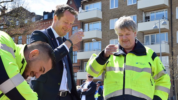 Inrikesminister Anders Ygeman var en av besökarna när Krisberedskapsveckan uppmärksammades i Landskrona. Här testar han vårt nödvatten tillsammans med VA-ingenjör Dejan Tucakov och säkerhetschef Anders Mårtensson.