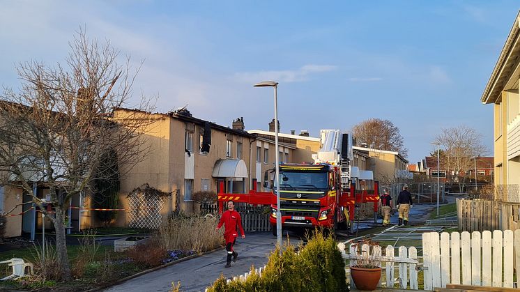 Natten till den 17 april utbröt en brand på Tåbrovägen i Lindome.