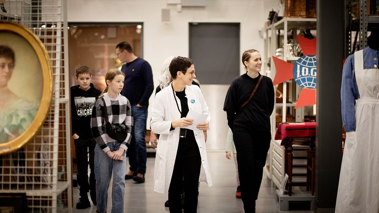 Alexandra Kronqvist, antikvarie, guidar en grupp i "Berättande magasin" på Sörmlands museum.