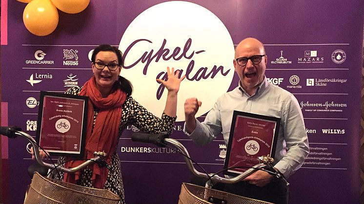 Kristian Bengtsson, Sally Bauerskolan, tog emot priset Årets cykelvänligaste arbetsplats 2019 och Linda Telje, McNeil AB, tog emot företagets utmärkelse Årets nytänk på Cykelgalan den 5 december.