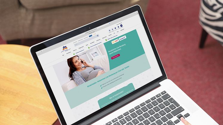 dm kooperiert mit Kinderheldin: Das Online-Portal bietet Beratung zu allen Themen rund um Schwangerschaft und Baby