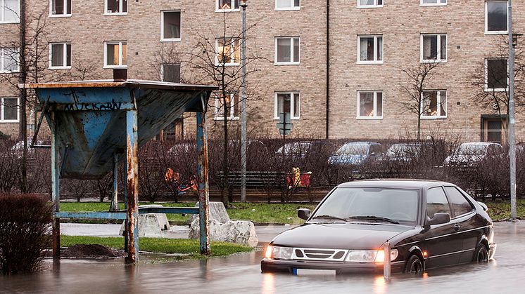 Bil på översvämmad gata. Foto: Mikael Svensson