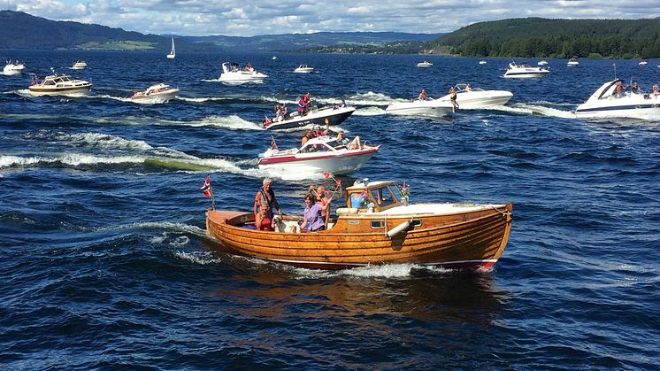 Norges største innsjø, Mjøsa, har et yrende båtliv. En ny vhf-sender er nå på lufta i den sørlige delen av Mjøsa. Foto: Mjøsa Båtforbund
