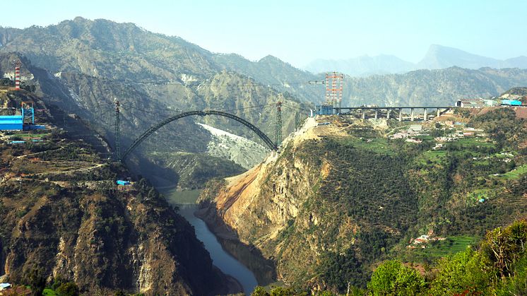 Sillan kaaren yhdistyy Intian Chenab-joen yllä. Sillan päällysrakenne työnnetään paikalleen pilareiden päälle niiden asennuksen jälkeen.