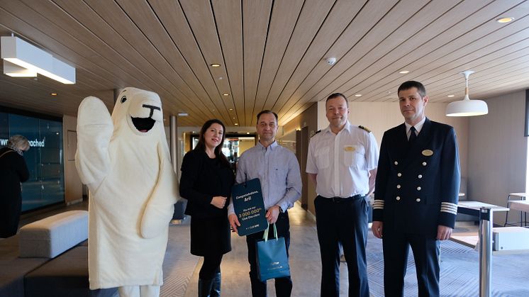 Ari Moilanen ombord på Tallink Siljas shuttlefartyg Megastar den 10 mars 2023 tillsammans med Siiri Toomsalu, chef för Group B2C Loyalty and Offerings på Tallink Grupp, Vahur Sõstra, kapten ombord på Megastar och Üllar Märtin, intendent.