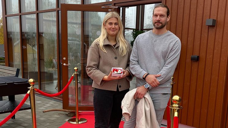 Kärlek i Brf Honungslunden! Sofia Jungmalm och ﻿Michael Larsson träffades på stomvisningen, nu har dom hämtat ut nycklarna till den gemensamma bostaden.