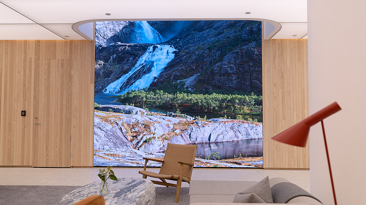 Visual Art har levererat en specialbyggd LED-skärm över två våningsplan i NIO House