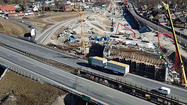 Mellan den 13 maj och den 30 maj 2021 stängs E6/E20 av i båda riktningarna mellan trafikplats Alnarp och trafikplats Kronetorp. Trafikverket bygger då om motorvägsbron för E6 över järnvägsspåren vid trafikplats Alnarp. Foto: Trafikverket.