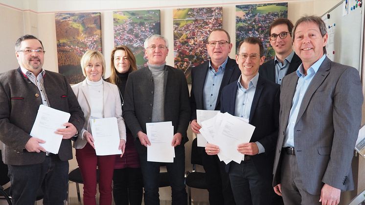 Die Stromkonzessionen der VG Ruhmannsfelden bleiben in bewährten Händen. Die Bürgermeisterin und drei Bürgermeister der Kommunen unterzeichneten gemeinsam mit Vertretern des Bayernwerks ihre vier Konzessionsverträge. 