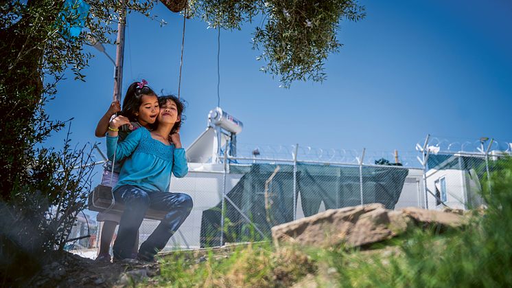 Nazanin och Motahere gungar utanför flyktinglägret Moria, Grekland - Foto Alexander Mahmoud