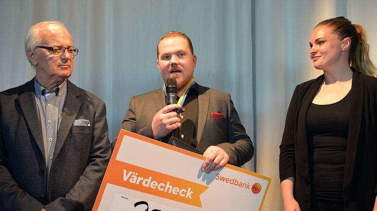 Hampus Sjögren har belönats med utmärkelsen "Årets Plåtslagare 2019". På bilden syns Hampus tillsammans med prisutdelarna Mathilda Klinger Danielsson och Thord Blomquist.