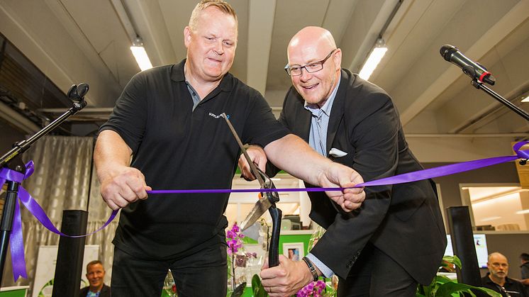 General Manager Mårten Widborg och Sales Manager Facility Services Claes Sunebring klipper bandet för att inviga butiken.