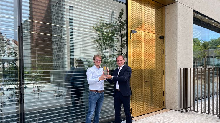 Kategorie Fenster, Fassade, Wintergarten: Projektleiter Peter Groß und Geschäftsführer Gerhard Lehner von Schindler Fenster + Fassaden feiern den Sieg.
