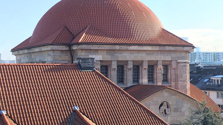 Sanierungspreis 17 Steildach: Mit der komplexen Sanierung des Kuppeldaches einer Synagoge in Frankfurt setzte sich die Dachdeckermeister Willy A. Löw AG durch.