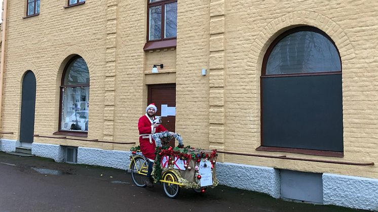 Tomten gör sig redo att cykla ut. Foto: Tolvmansgatans fritidsgård.