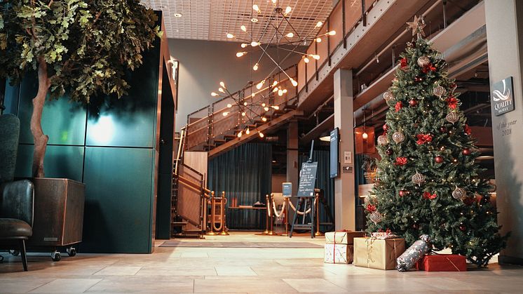Quality Hotel Winns hotellobby med årets julgran.