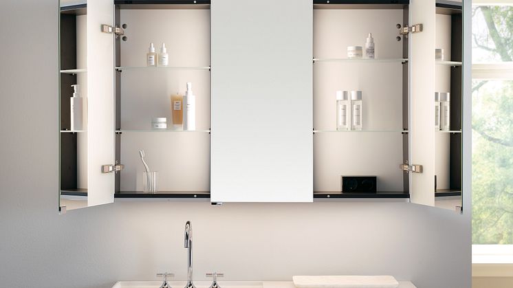 Jedes Modell des RL30 Spiegelschranks hat eine mittige (bei den zweitürigen Modellen im geschlossenen Zustand verdeckte) Spiegeltür. Foto: burgbad