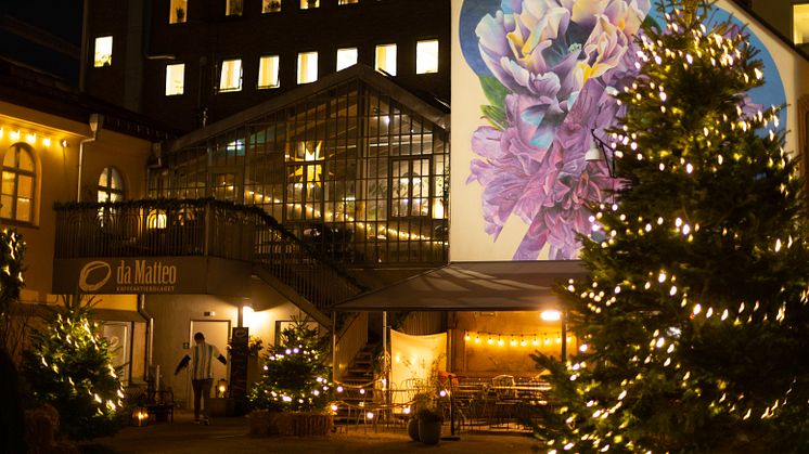 Wallenstam vill som fastighetsägare hjälpa till att sprida extra trivsam  julstämning i kvarteret Victoria och vid Magasinstorget i Göteborg med bland annat julgranar, dekorationer och vacker julbelysning.