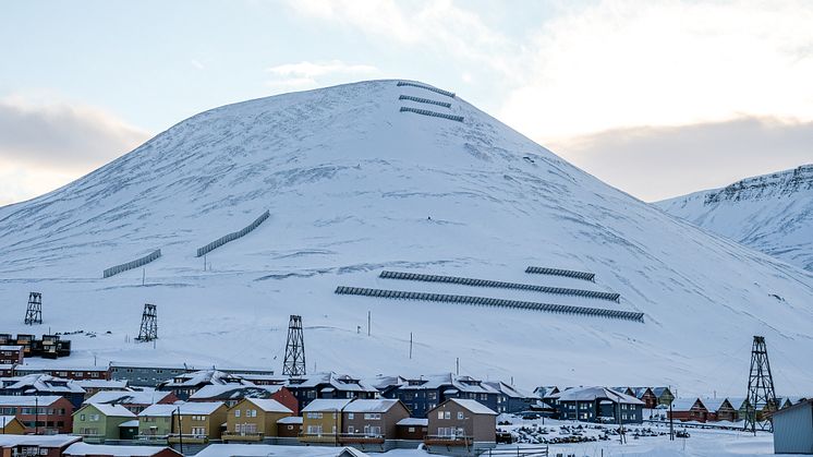 I Longyearbyen merkes klimaendringene godt. Etter skredet i 2015 startet arbeidet med å sikre fjellsidene over byen. Foto: Maria Philippa Rossi/UNIS