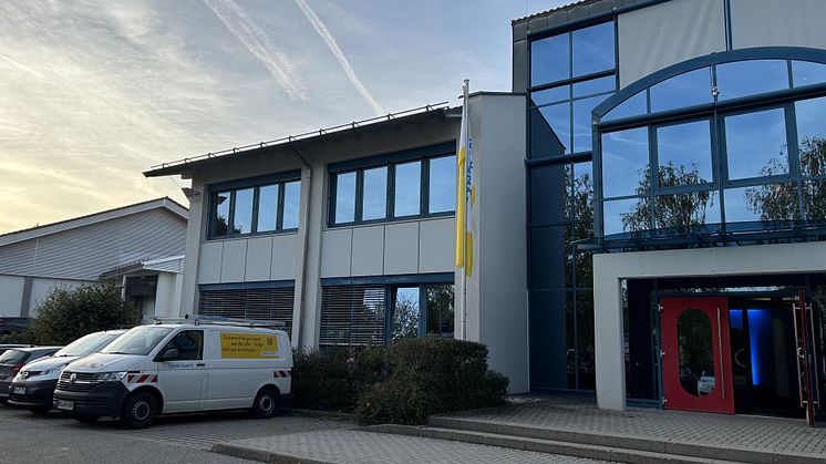 Die Bayernwerk Netz hat ein neues Gebäude in Obing bezogen. Der Standort dient als Anlaufstelle für Servicetechniker und Mitarbeiter des Rufbereitschaftsgebiets Obing.