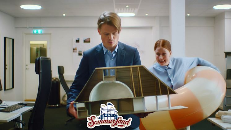 Skara Sommarlands reklamfilm visar hur komiskt ett semesterbeteende blir i vardagen