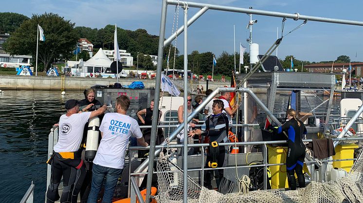 Die Crew der Seekuh geht mit Tauchern auf Müllsuche am Meeresgrund