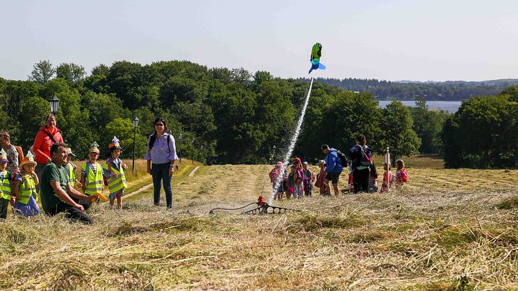 Start geglückt: Die Kinder staunen, als die Rakete in die Höhe steigt.