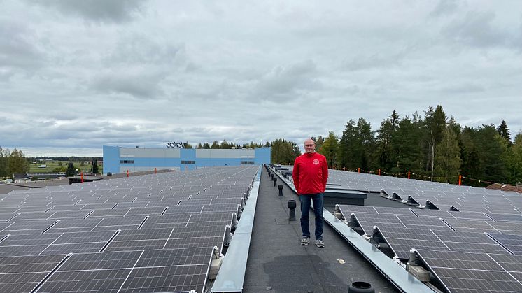 Juha Päntinmäki, Production & Distribution Manager in Jalas, on the sun cell covered roof top.
