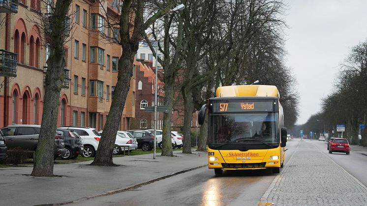 Linje 577 från Simrishamn via bland annat Borrby och Löderup får nya turer som är anpassade till skolstarterna och tågen i Ystad. Foto: Lars Dareberg/Skånetrafiken 
